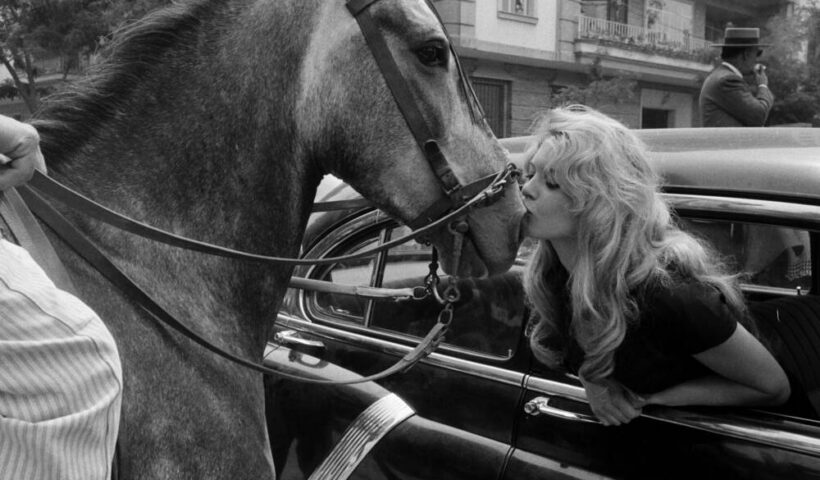 Klasszikus francia stílusú öltözék tengerészcsíkos felsővel és balerinacipővel