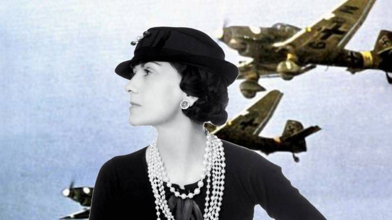 Coco Chanel ikonikus fekete-fehér kosztümben, gyöngyékszerekkel és klasszikus kalappal – a modern elegancia születése.