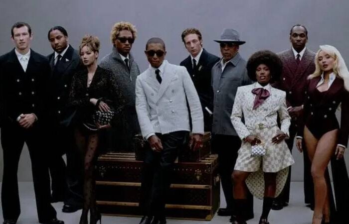 Részletgazdag, hímzett zakó és klasszikus szabászat a "Superfine: Tailoring Black Style" eseményen.