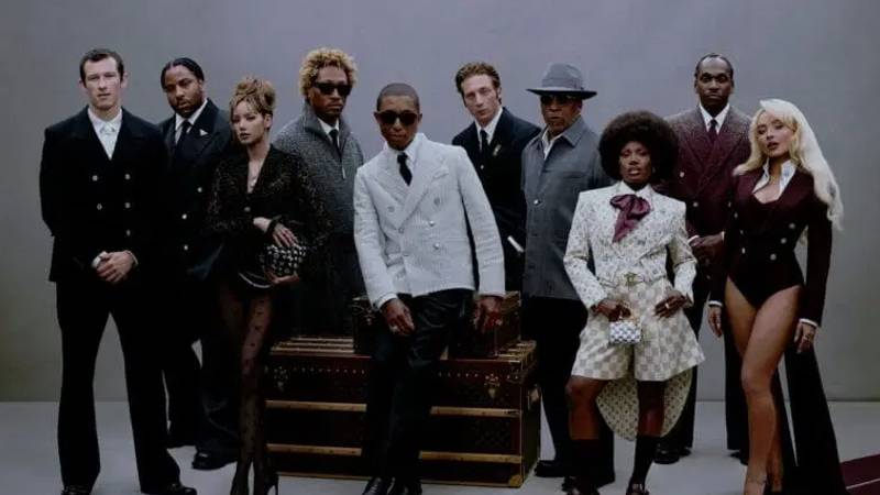 Részletgazdag, hímzett zakó és klasszikus szabászat a "Superfine: Tailoring Black Style" eseményen.